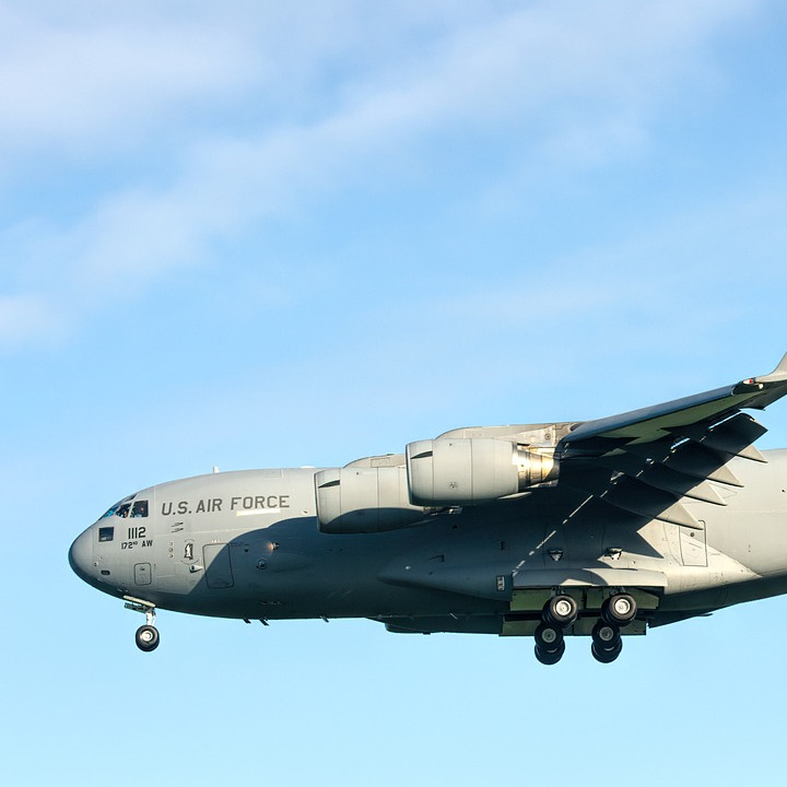military cargo aircraft c-17 airlift